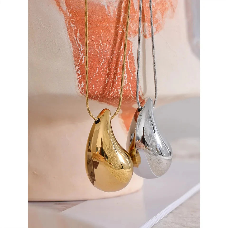 Teardrop Short Necklace  image 1