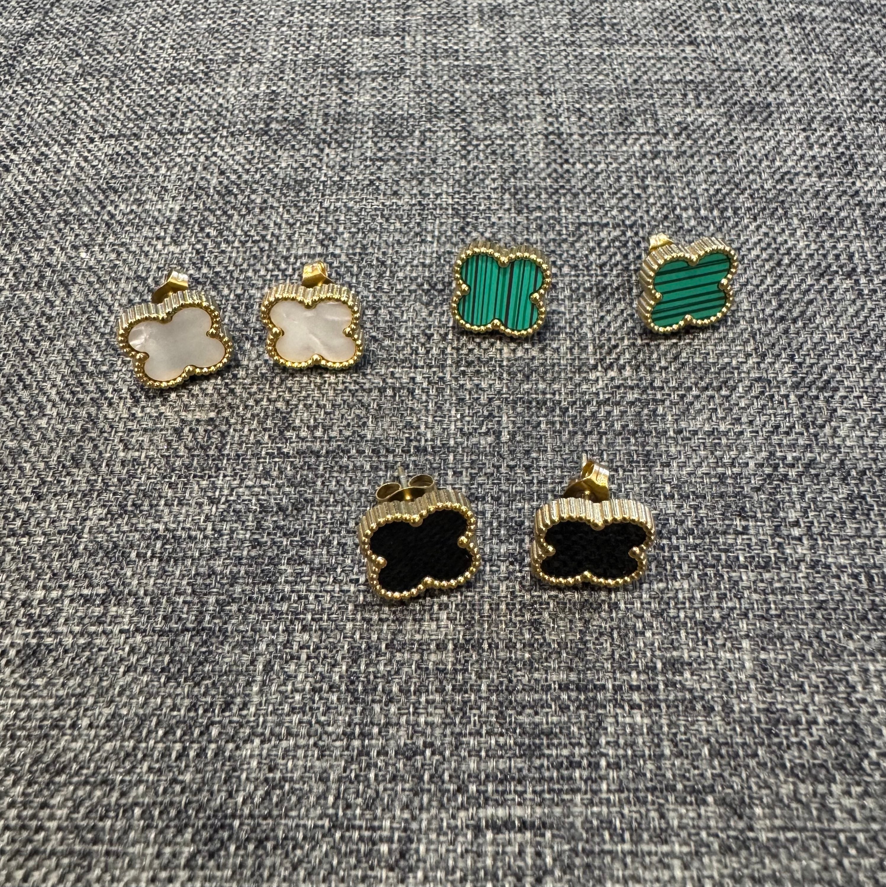 Clover Motif Small Stud Earrings  image 1