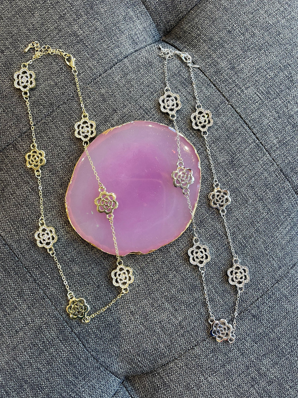 Short Flower Motif Necklace  image 0