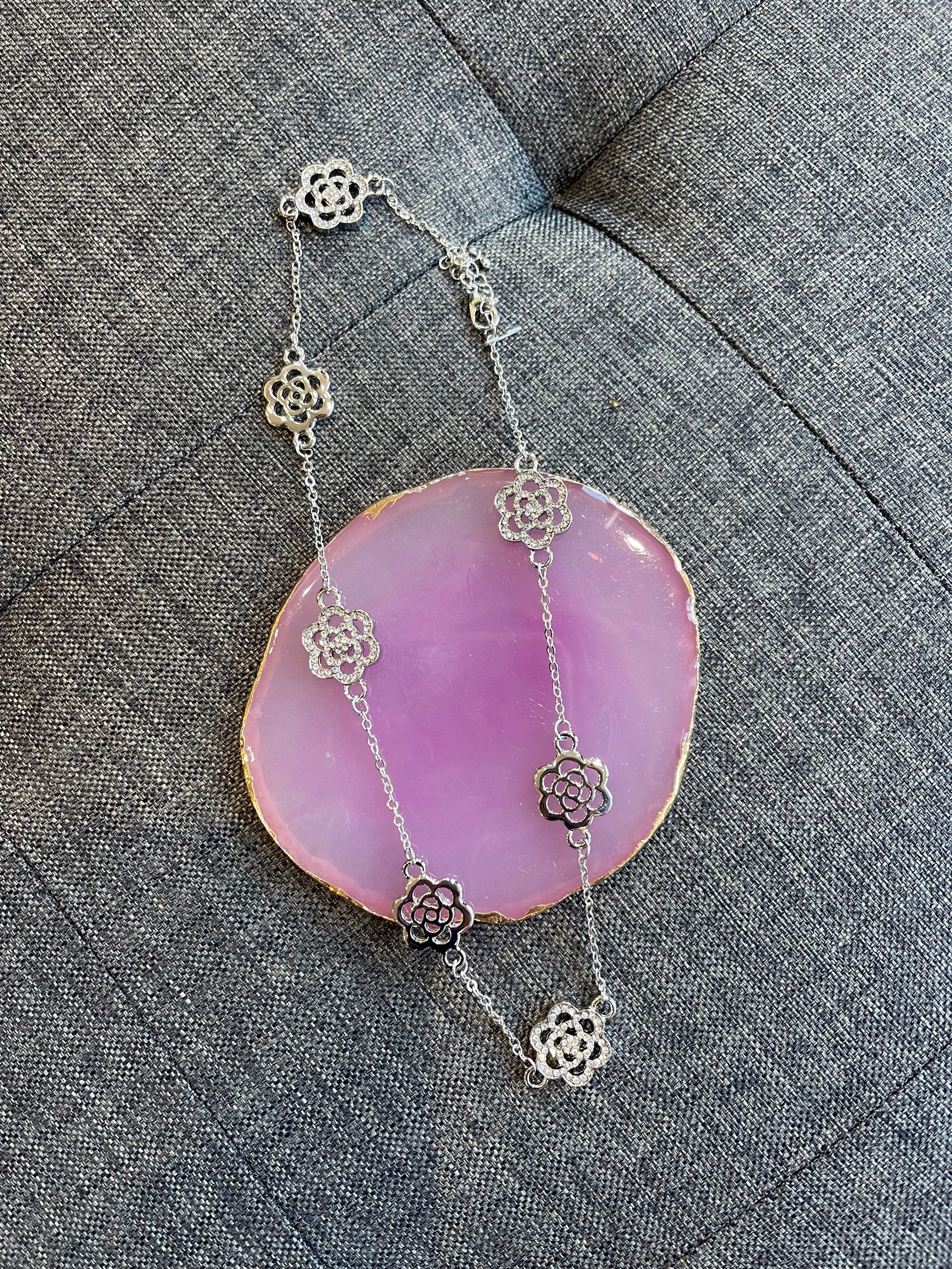 Short Flower Motif Necklace  image 2